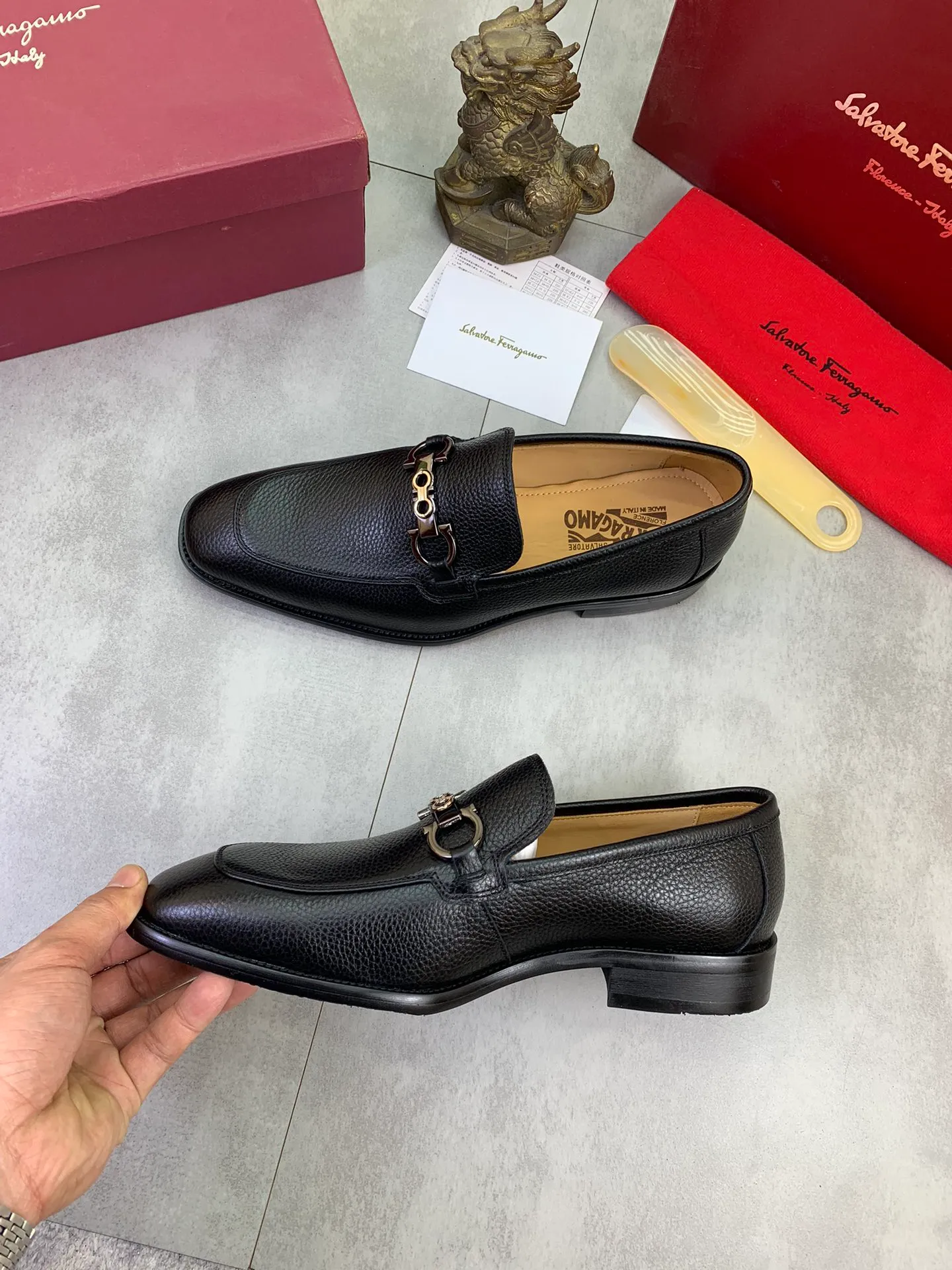 Men's Men's Shoes 💰P460💰[New Style] Water-dyed Niuli 🆘[Salvatore Ferragamo] Ferragamo's latest casual business leather shoes for men! Available at counters simultaneously! The fabric is made of specially imported original pebbled calfskin, and the lining is made of imported water-dyed cowhide. It is absolutely luxurious and leads the fashion trend. Matching code: 38-47 black and brown optional